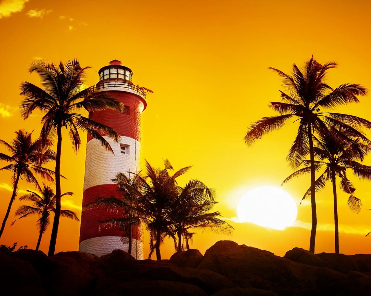 keralas-kovalam-light-house-beach