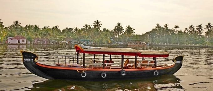 shikara-boat-in-alleppey