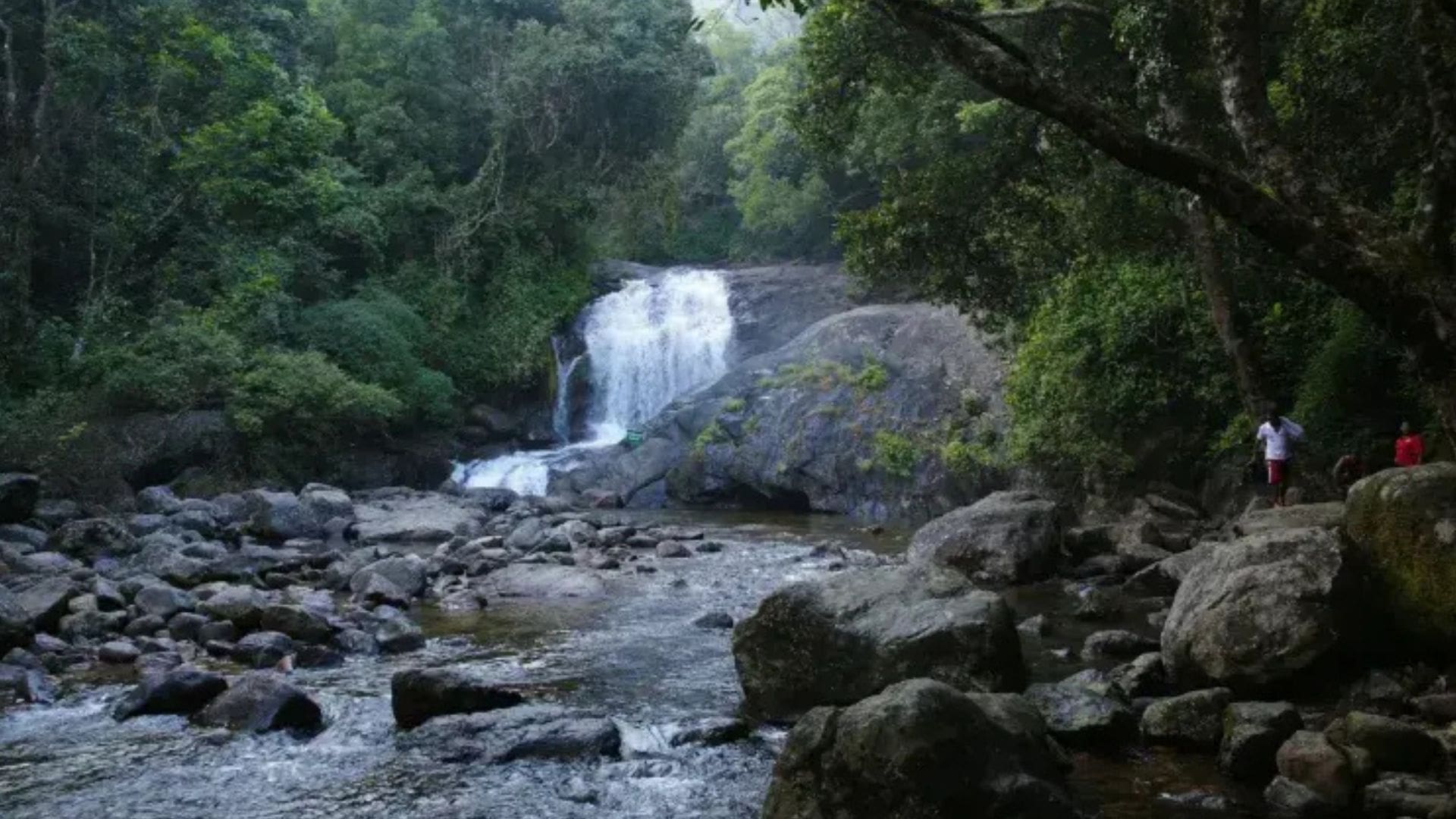 Keezharkuthu-waterfall