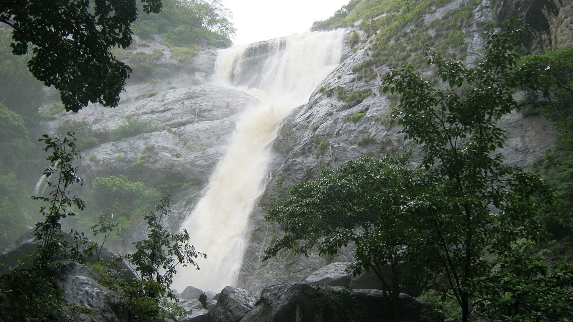 Palaruvi-waterfalls