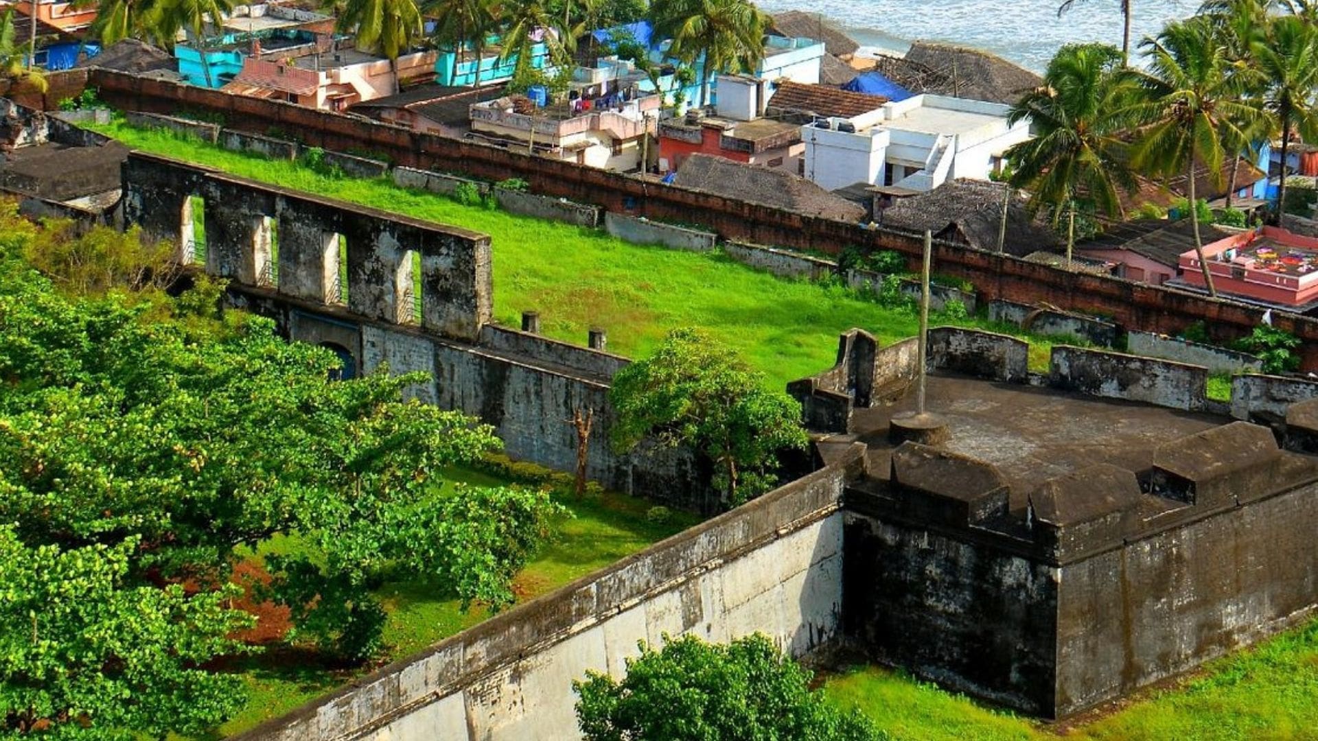 anjuthengu-fort-monuments-in-kerala